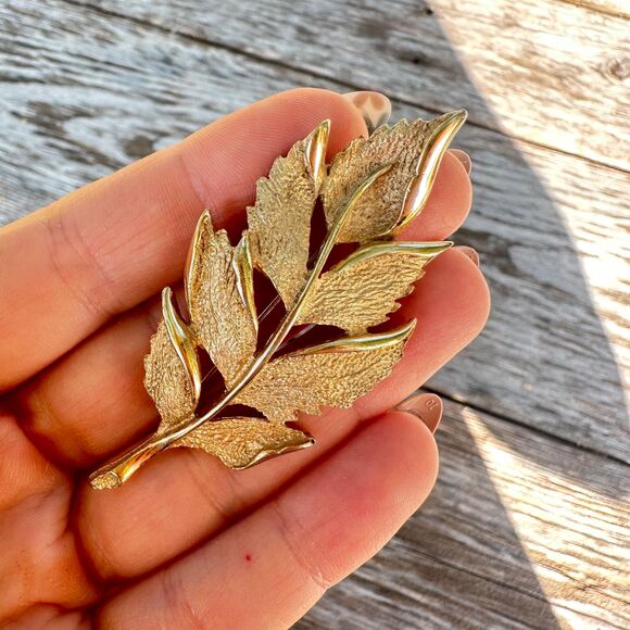 Vintage Jewelry Gold Tone Leaf Brooch Pin - Picture 1 of 2